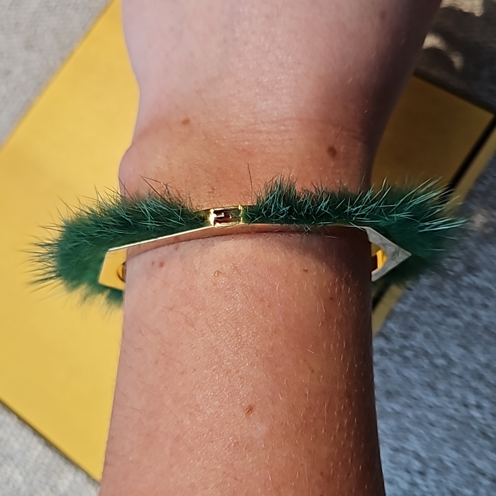 🚫SOLD🚫 Fendi Gold FF Logo Green Mink Bangle Bracelet 💚 - Picture 2 of 7